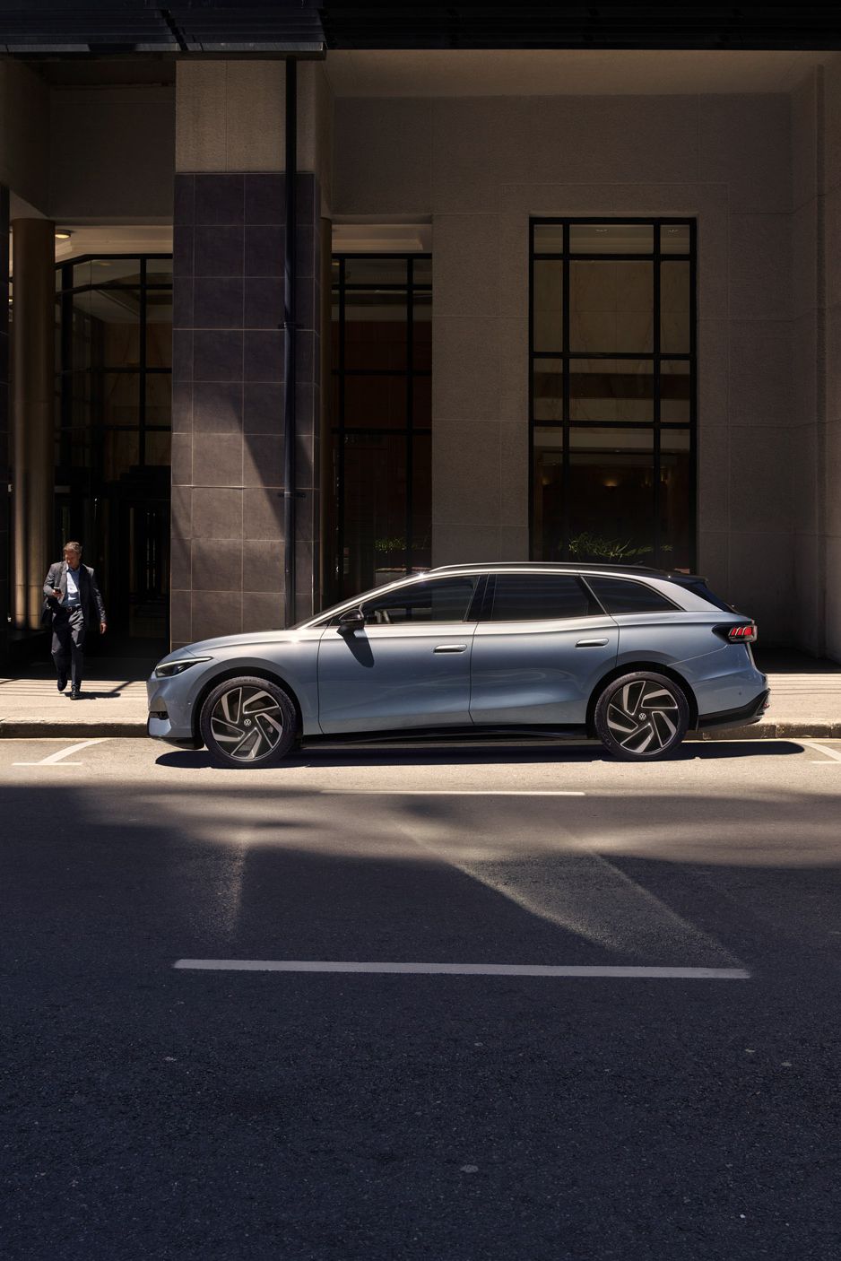 Der ID.7 Tourer steht am Straßenrand in der Stadt vor einem Gebäude