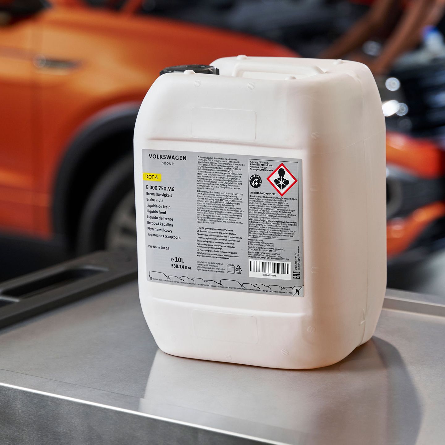 Fokusansicht eines Kanisters mit Volkswagen Bremsflüssigkeit.