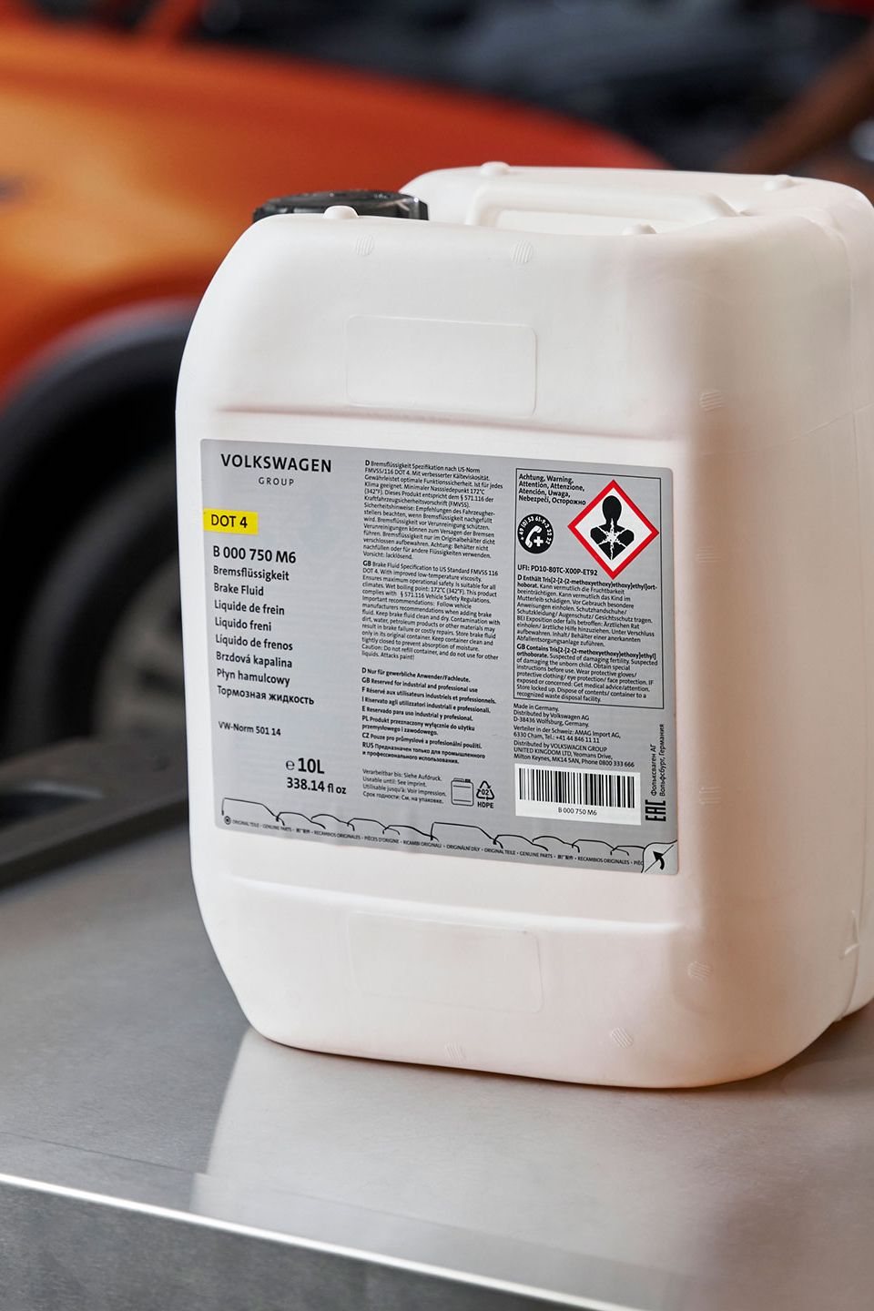 Fokusansicht eines Kanisters mit Volkswagen Bremsflüssigkeit.