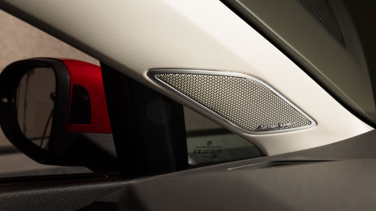 Nahaufnahme der Lautsprecher des Soundsystem "Harman Kardon" im Golf Falco Edition