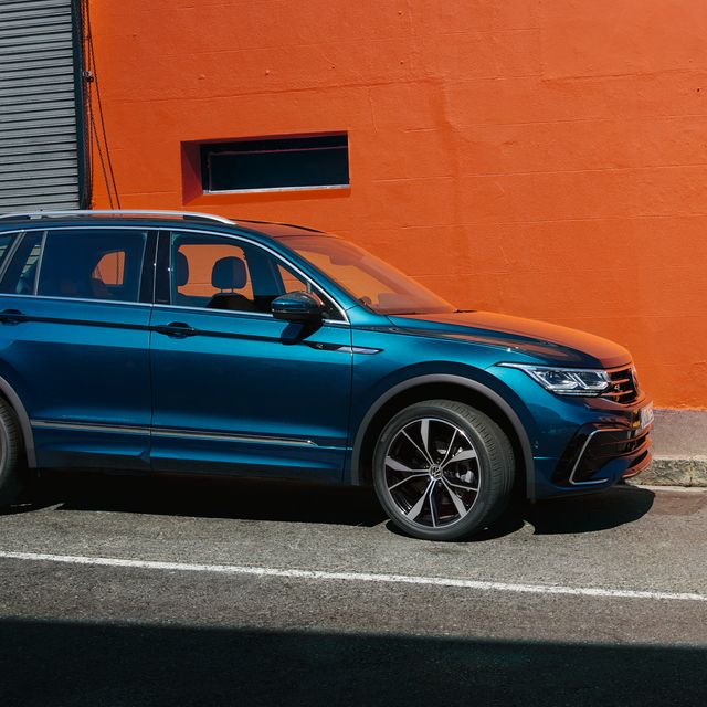 VW Tiguan R-Line in Grau von hinten. Mann steht davor.