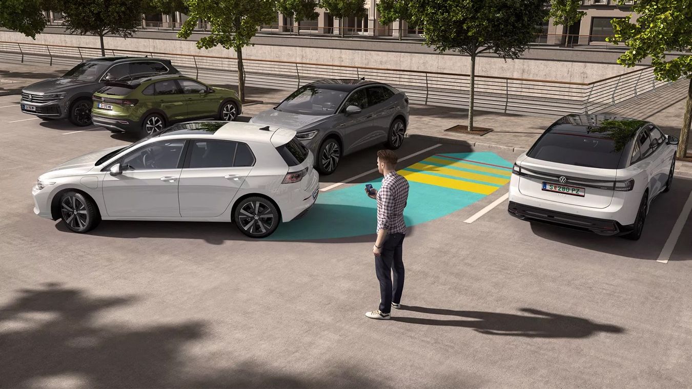 Illustration zeigt schematisch anhand eines VW Golf die Funktionsweise des Park Assist Pro.