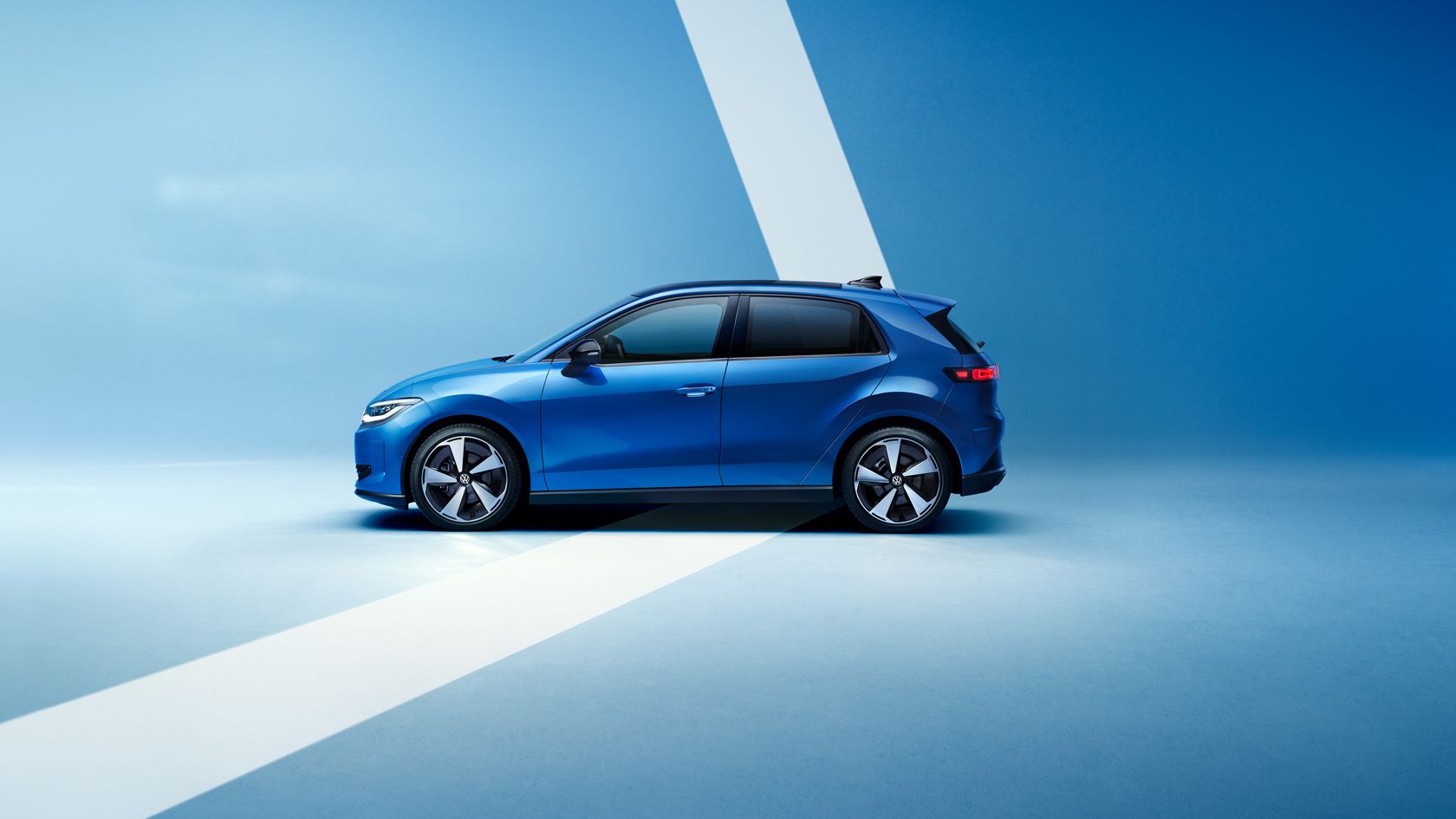 Seitenansicht eines blauen VW ID. Polo Style vor einem hellblauen Hintergrund.