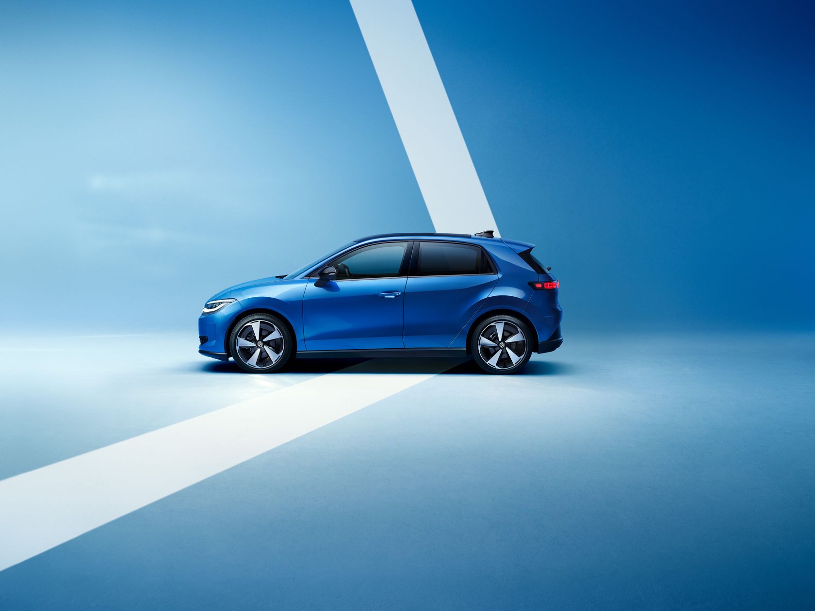 Seitenansicht eines blauen VW ID. Polo Style vor einem hellblauen Hintergrund.