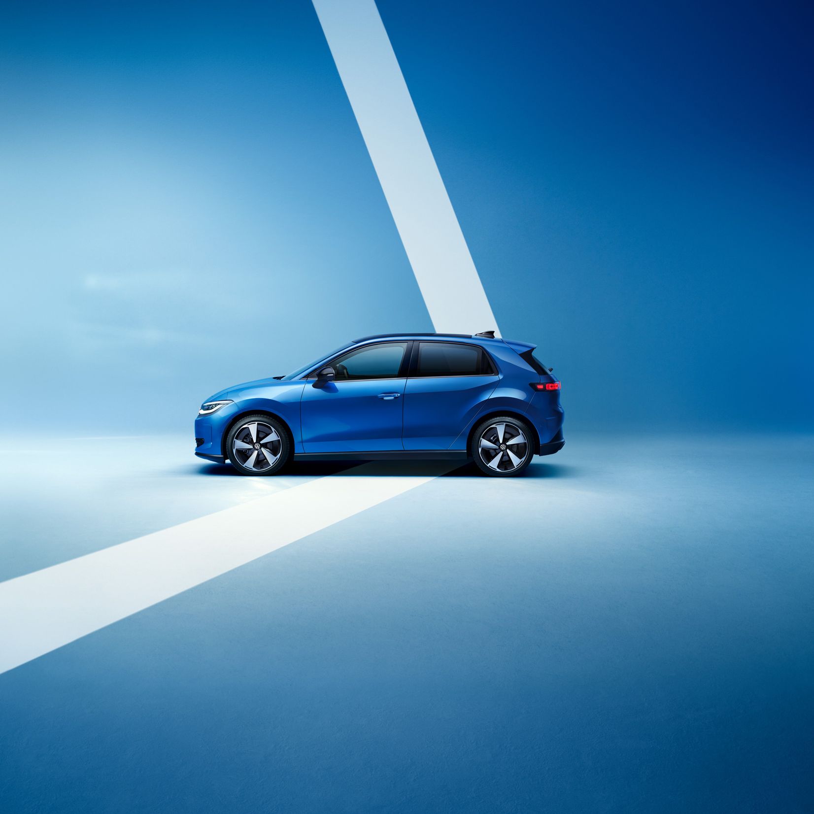 Seitenansicht eines blauen VW ID. Polo Style vor einem hellblauen Hintergrund.