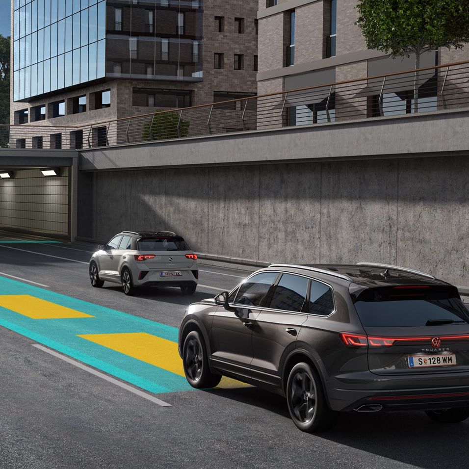 Illustration zeigt schematisch anhand eines VW Touareg die Funktionsweise des Travel Assist.