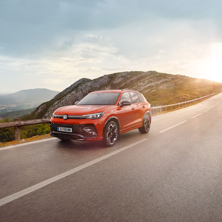 Roter VW Tiguan R-Line fährt auf Landstraße