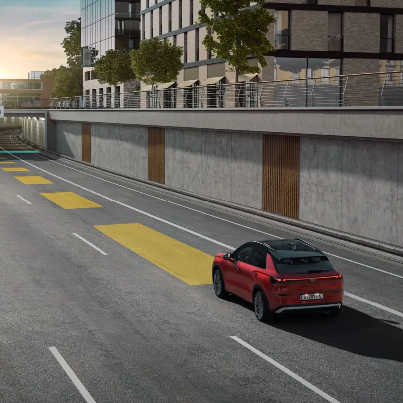 Illustration zeigt schematisch anhand eines VW T-Roc die Funktionsweise der automatischen Distanzregelung ACC.