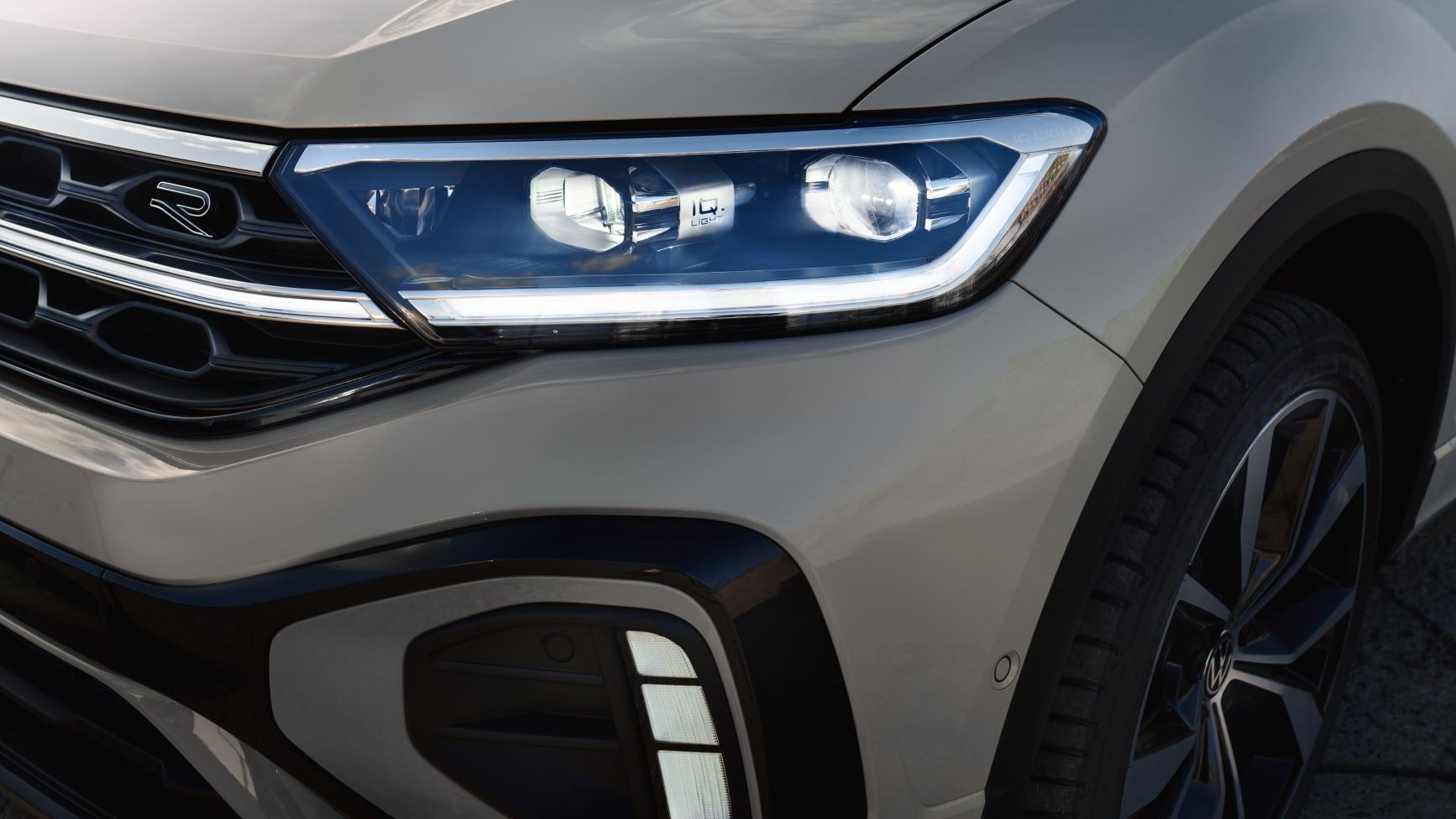 VW T-Roc R-Line Front in Grau, Detailansicht des IQ.LIGHT