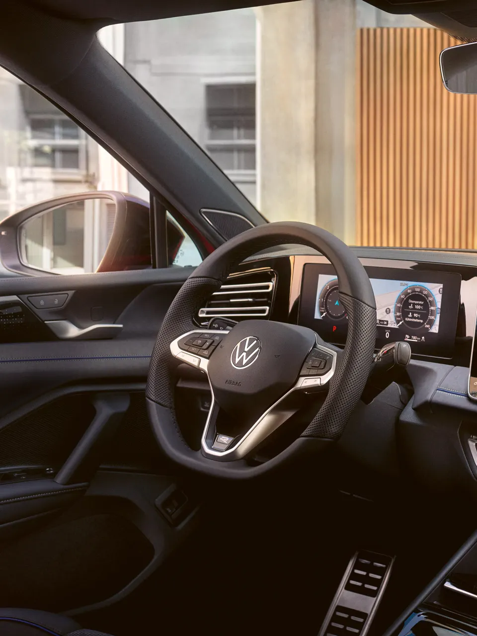  Blick auf das Infotainmentsystem im VW Tiguan R-Line mit Upgrades.