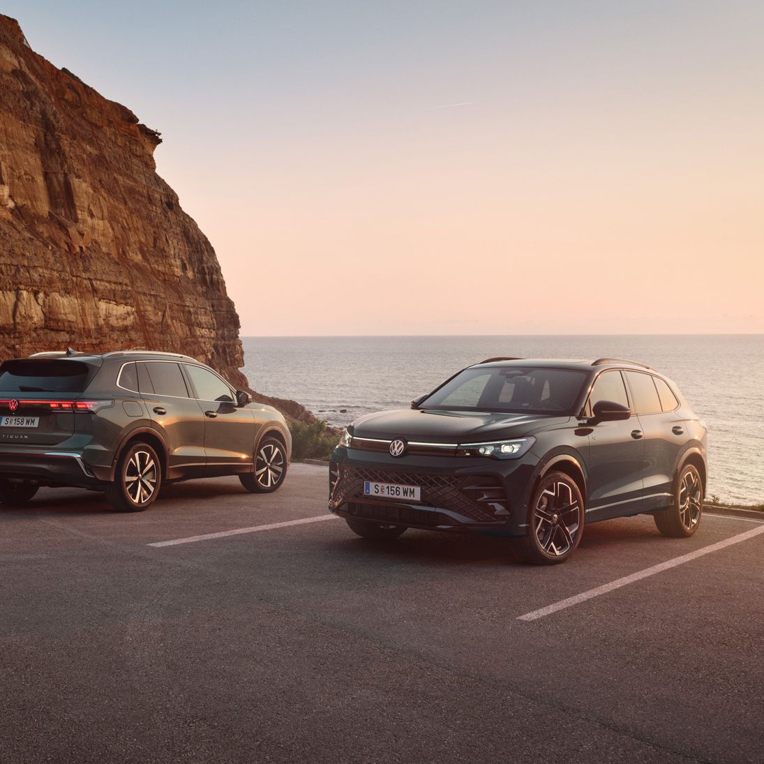 Zwei VW Tiguan geparkt vor der Küste in abendlicher STimmung