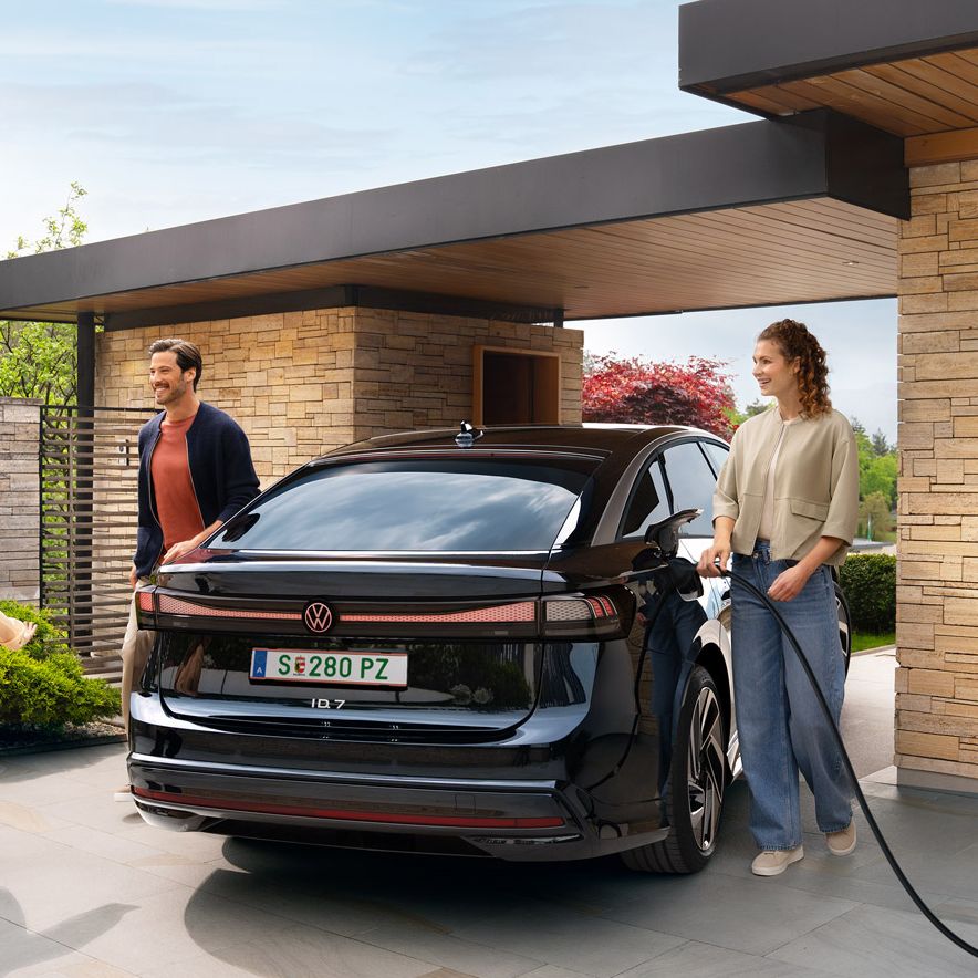 [AI-modified] – Ein ID.7 wird zu Hause an einer MOON BiDi Charger-Ladestation für bidirektionales Laden vor einem modernen Haus aufgeladen.