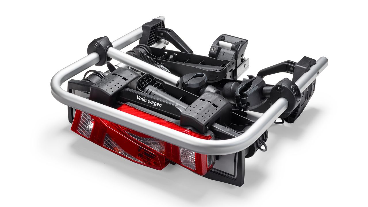 Detailansicht eines Volkswagen Fahrradheckträgers zusammengeklappt und liegend.