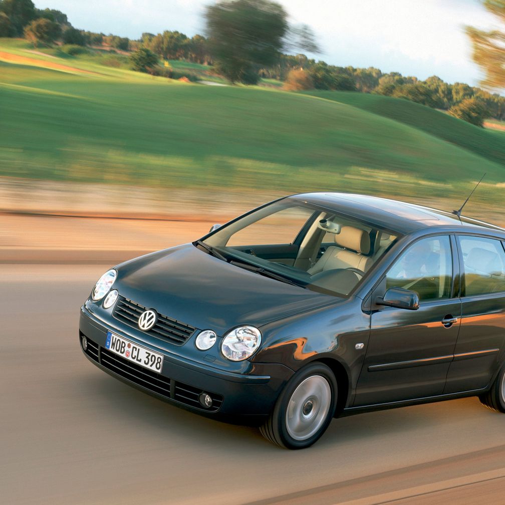 Polo vierte Generation auf der Landstraße unterwegs.