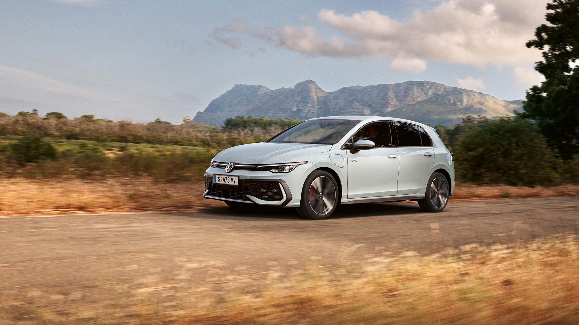 Golf GTE fahrend auf der Landstraße unterwegs.