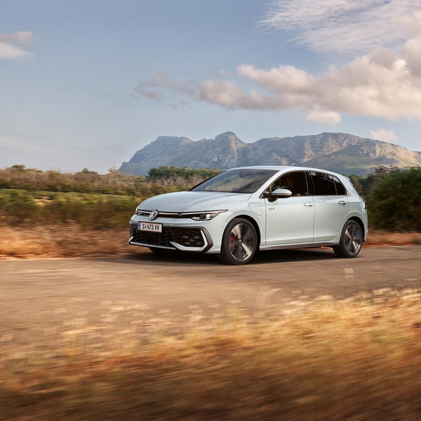 Golf GTE fahrend auf der Landstraße unterwegs.