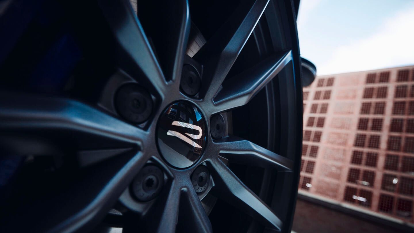 Ein Detailshot der 19 Zoll Felge Estoril des VW T-Roc R.