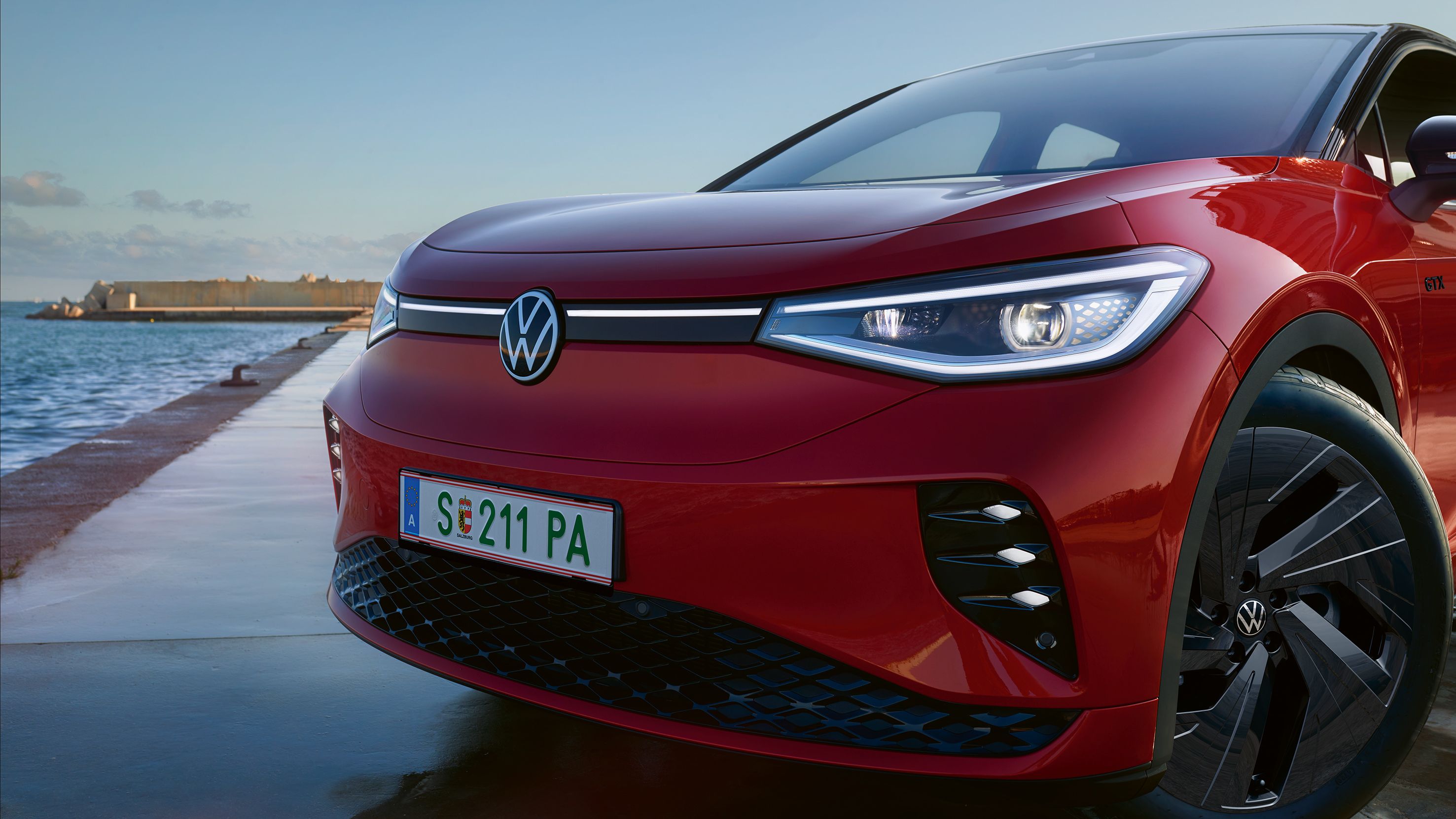 Detaillierte Frontansicht auf einen roten VW ID.5 GTX