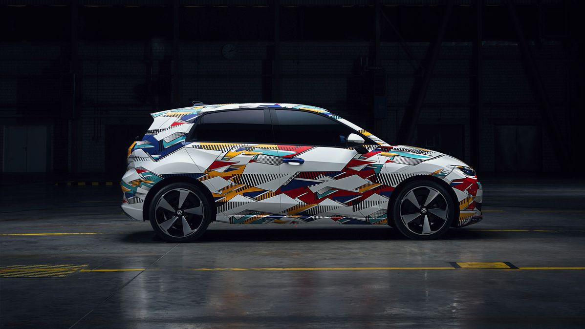 Seitenansicht des neuen bunt folierten VW ID. Polo 