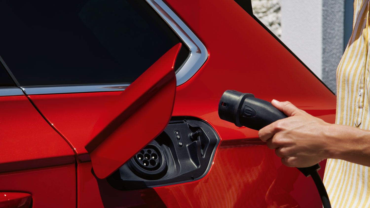 Ein Ladekabel wird an den VW Touareg Elegance eHybrid angeschlossen.