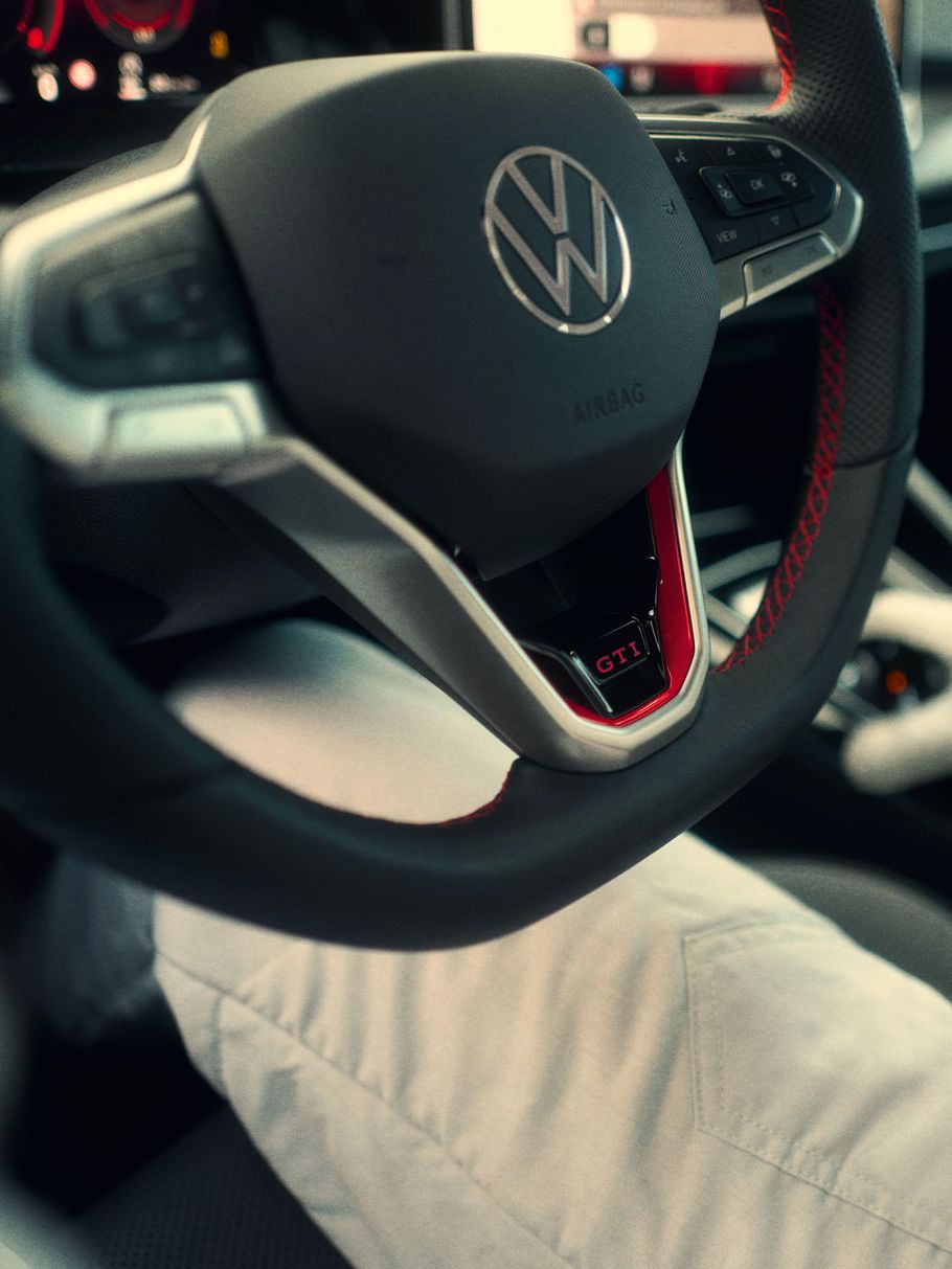 Multifunktions-Lenkrad im VW Golf GTI Clubsport mit roter Ziernaht und Lenkradspange.