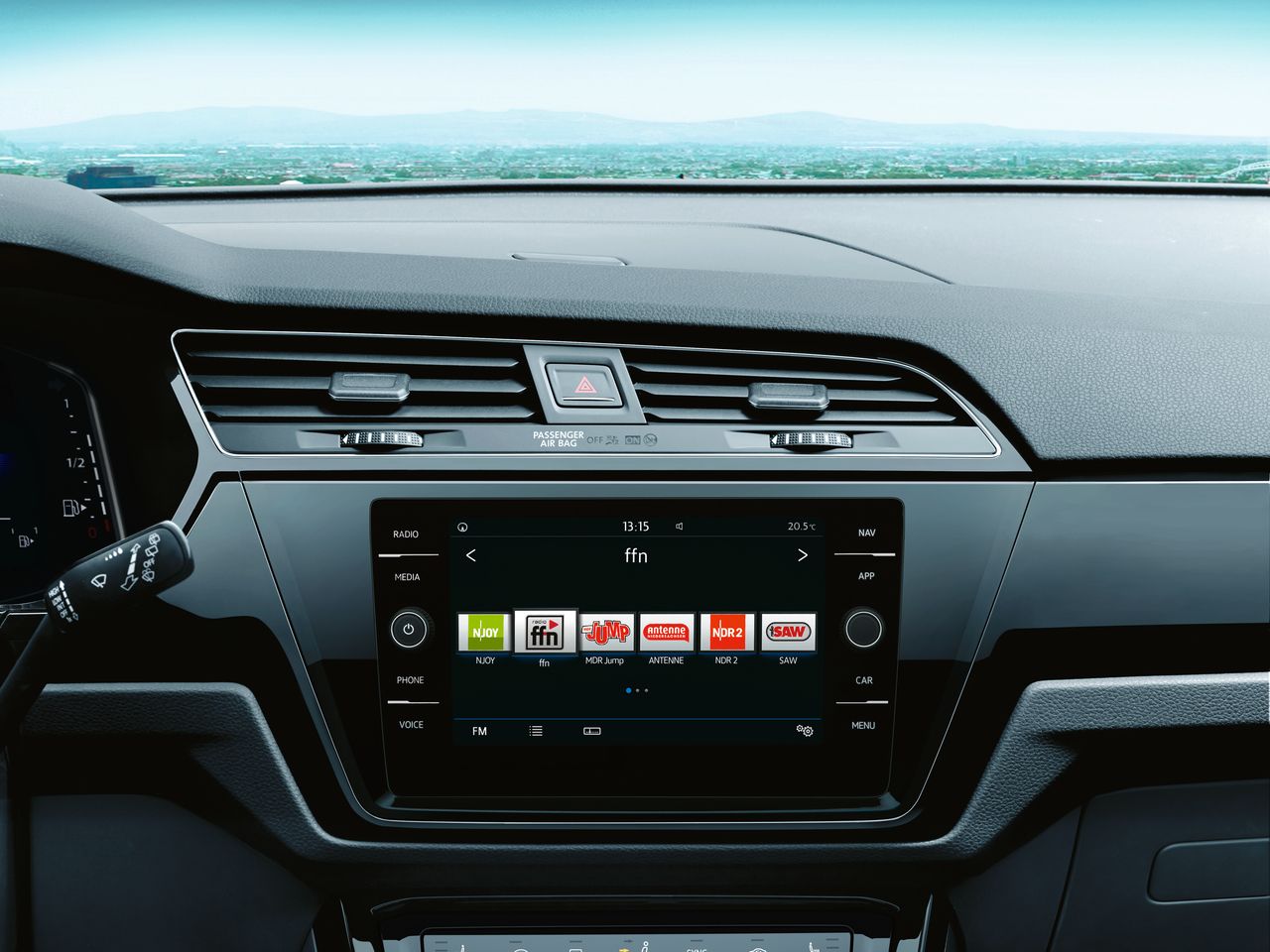 Interieur mit Fokus auf Infotainmentsystem des Touran.