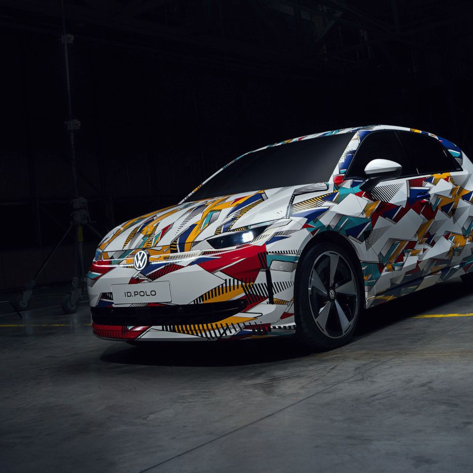 Frontansicht des neuen bunt folierten VW ID. Polo 