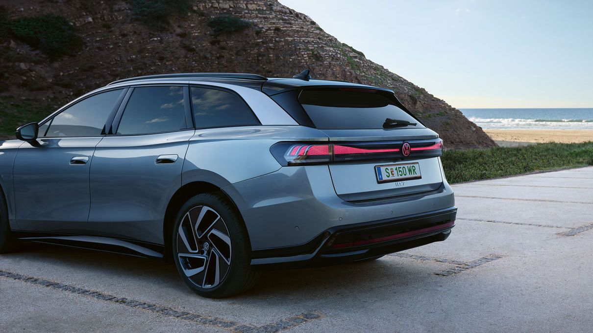 Heckansicht eines grau-blauen VW ID.7 Tourer mit Fokus auf den durchgängigen IQ.LIGHT LED Rückleuchten