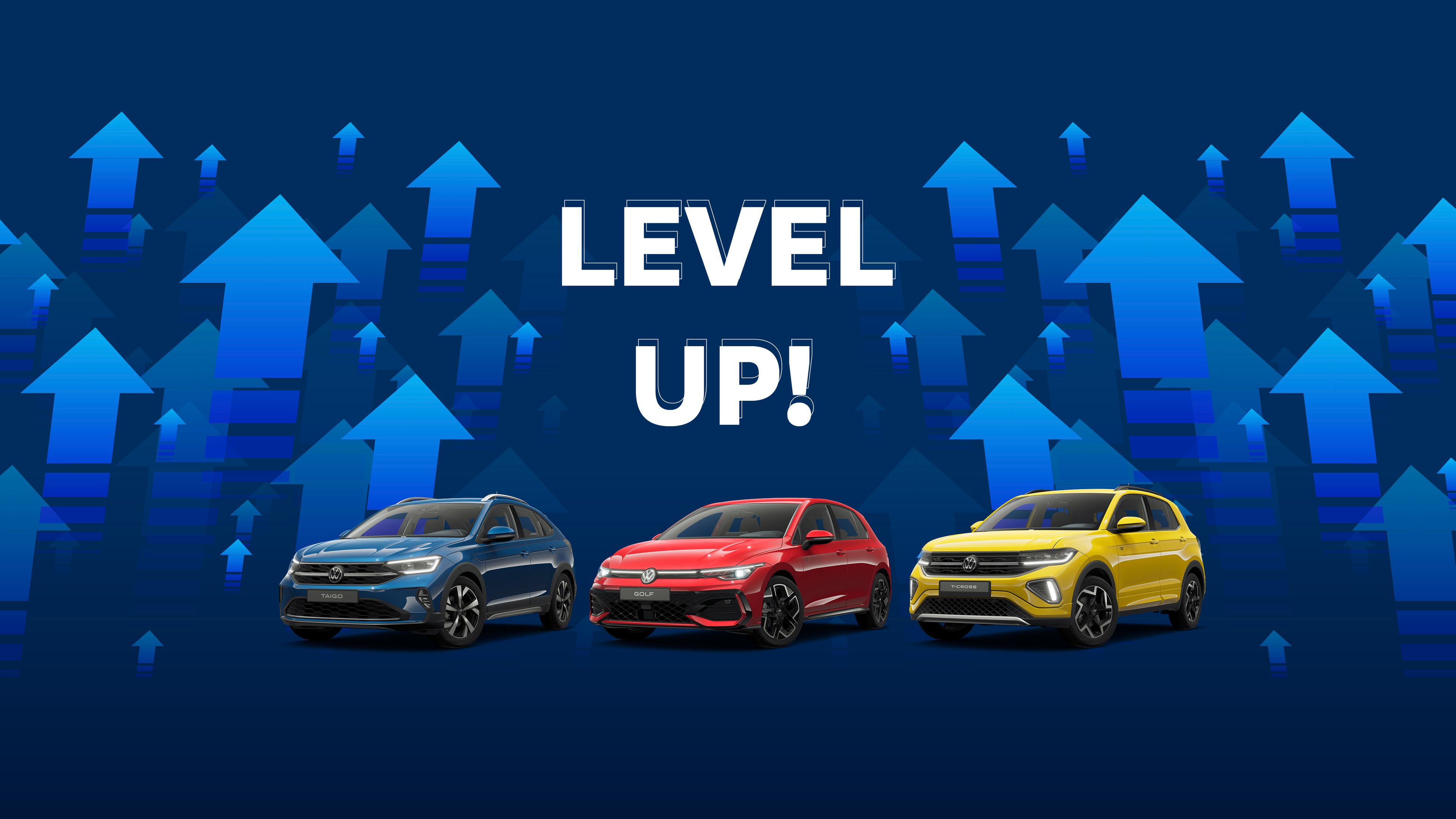 Drei Autos (ein blauer Taigo, ein roter Golf und ein gelber T-Cross) stehen nebeneinander vor einem Hintergrund mit aufsteigenden blauen Pfeilen. In der Mitte befindet sich der Text "LEVEL UP!". Die Pfeile symbolisieren Fortschritt und Verbesserungen.