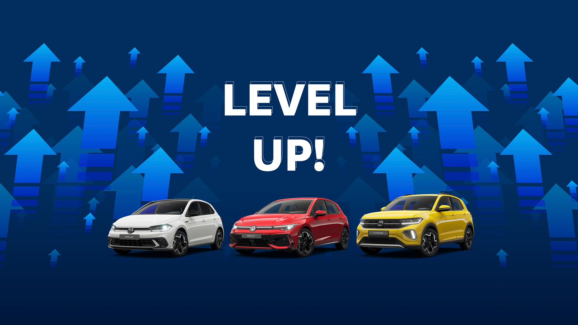 Drei Autos (ein weißer Polo, ein roter Golf und ein gelber T-Cross) stehen nebeneinander vor einem Hintergrund mit aufsteigenden blauen Pfeilen. In der Mitte befindet sich der Text "LEVEL UP!". Die Pfeile symbolisieren Fortschritt und Verbesserungen.
