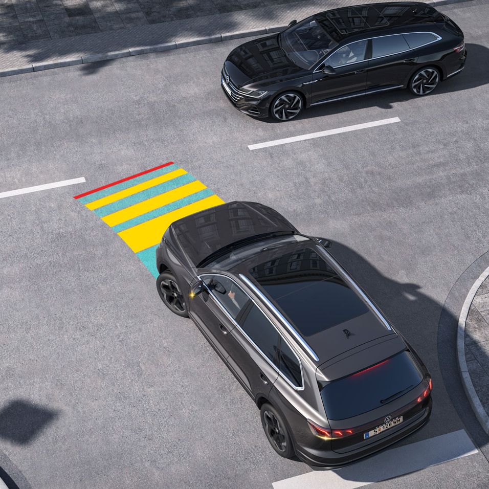 Grafik zeigt, wie der Kreuzungsassistent im VW Touareg funktioniert. 
