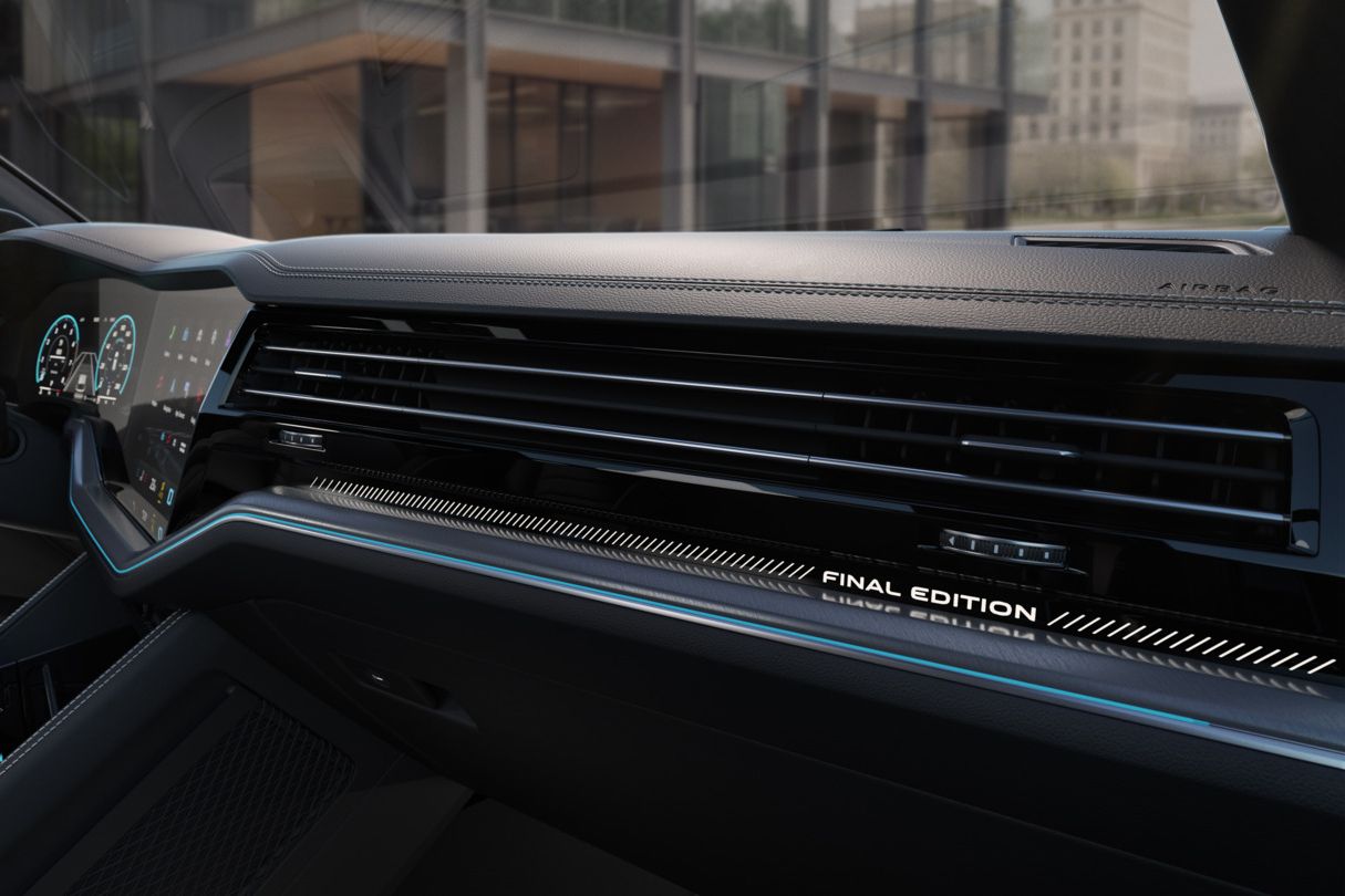 Das Cockpit eines VW Touareg zeigt die blaue Ambientebeleuchtung mit einem weiß beleuchteten ‚FINAL EDITION‘ Schriftzug.