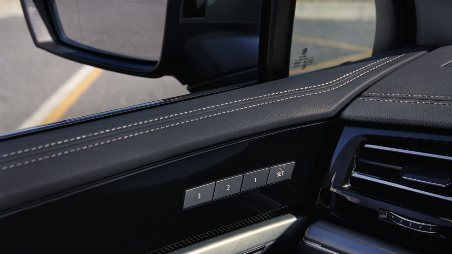 Interieur vom Touareg mit Fokus auf den oberen Teil der inneren Fahrertür.