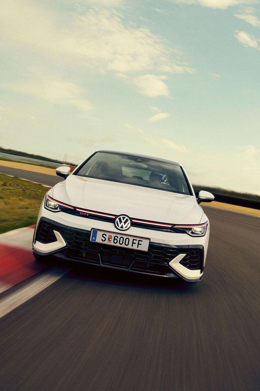 Blick von vorne auf den GTI Clubsport, der eine Kurve auf der Rennstrecke nimmt