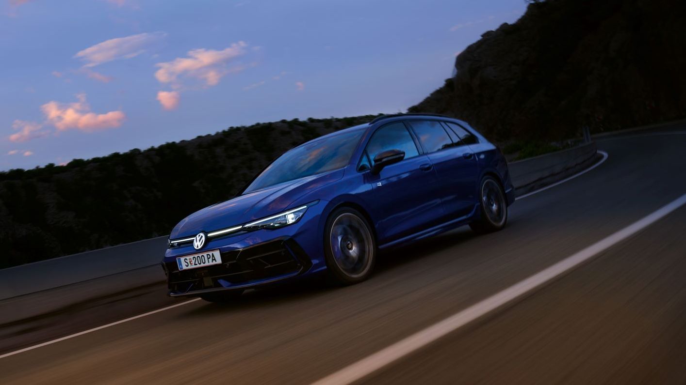 Golf R fährt in der Dämmerung auf der Landstraße.