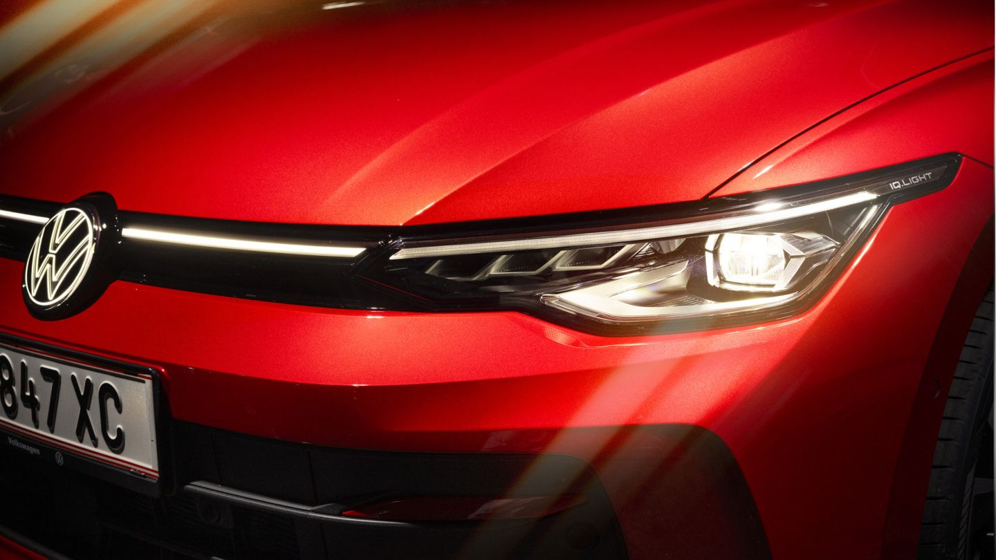 Nahaufnahm eines roten VW Golf Falco Edition mit Fokus auf den IQ.LIGHT LED-Matrix-Scheinwerfern und dem beleuchteten VW Logo