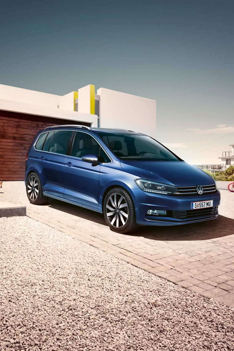 Ein blauer VW Touran geparkt vor Einfamilienhaus
