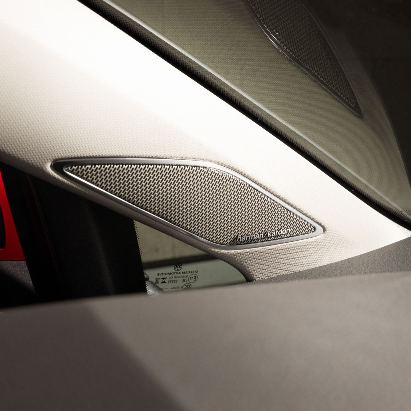 Nahaufnahme der Lautsprecher des Soundsystem "Harman Kardon" im Golf Falco Edition