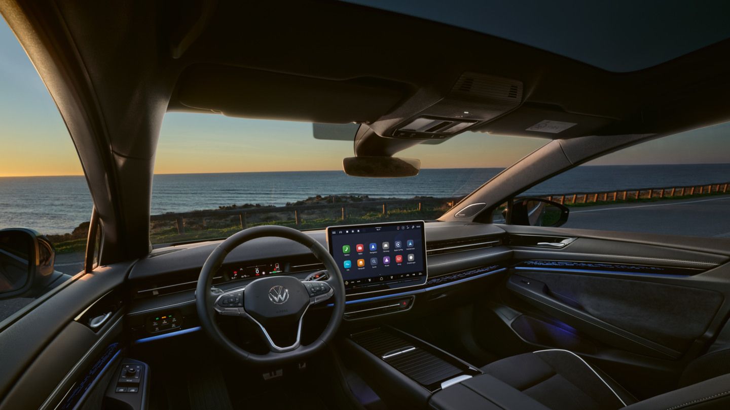 Cockpit eines VW ID.7 Tourer mit Multifunktionslenkrad und Infotainmentsystem.