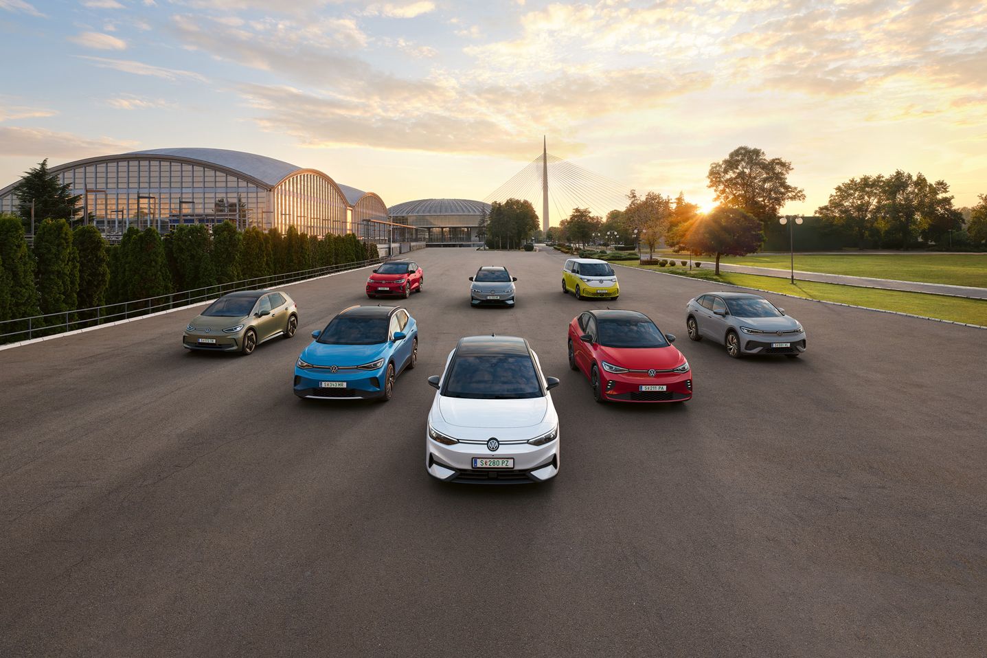  Alle VW Elektroautos, die ID. Modelle, fahren nebeneinander.