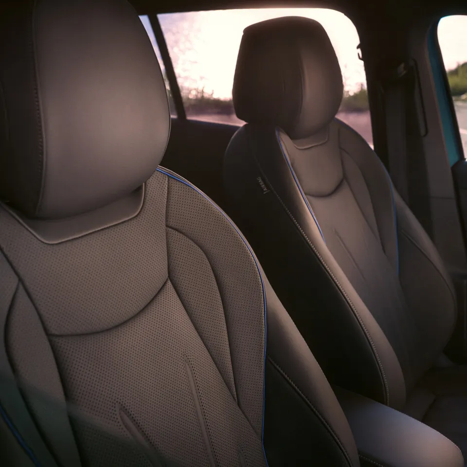  Detailansicht der Ledersitze im VW Tiguan R-Line.