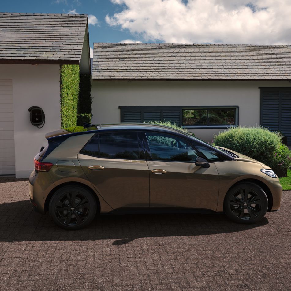 ID.3 Pro steht seitlich geparkt vor einem Haus in einer Einfahrt. 