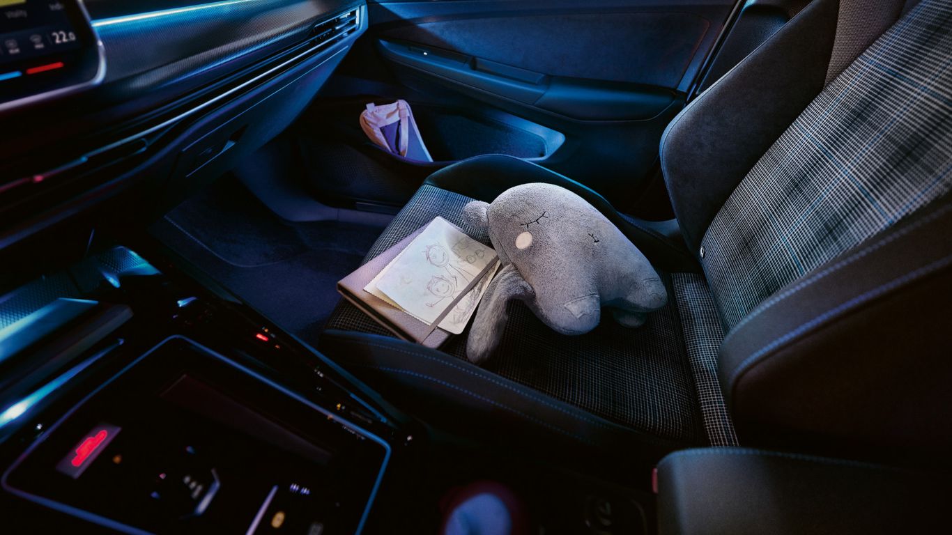 Ambientebeleuchtung im VW Golf GTE bei Nacht