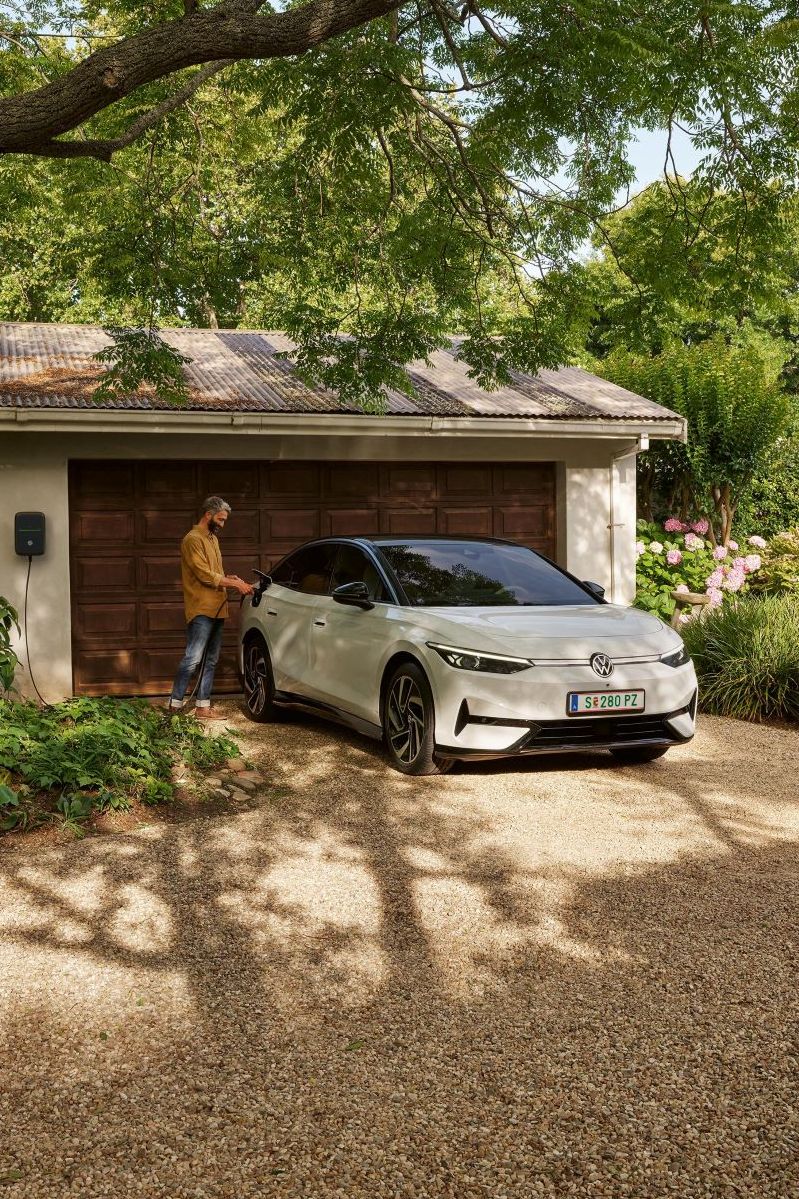 Mann lädt eine ID am ID.Charger 2