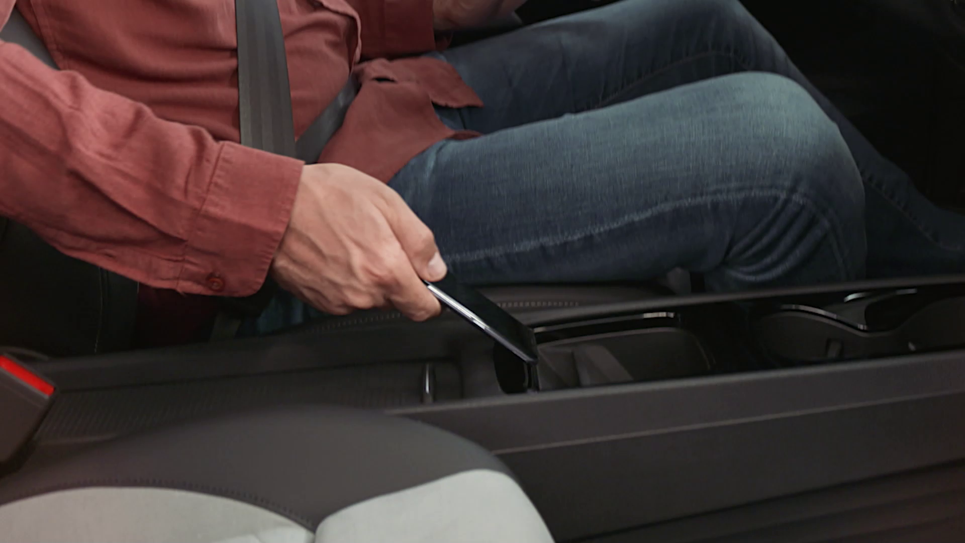 Induktives Laden Ihres Smartphones im ID.