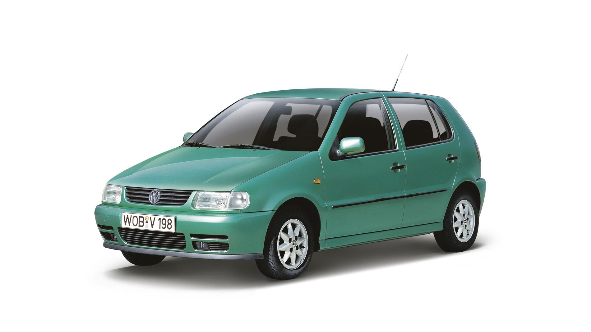 Ein grüner Volkswagen Polo 3 mit deutschem Kennzeichen steht vor einem weißen Hintergrund. Der Kleinwagen hat vier Türen und eine Dachantenne. Die Scheinwerfer sind rechteckig und die Felgen silberfarben.