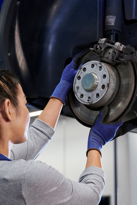 VW Mechanikerin beim Bremsenservice