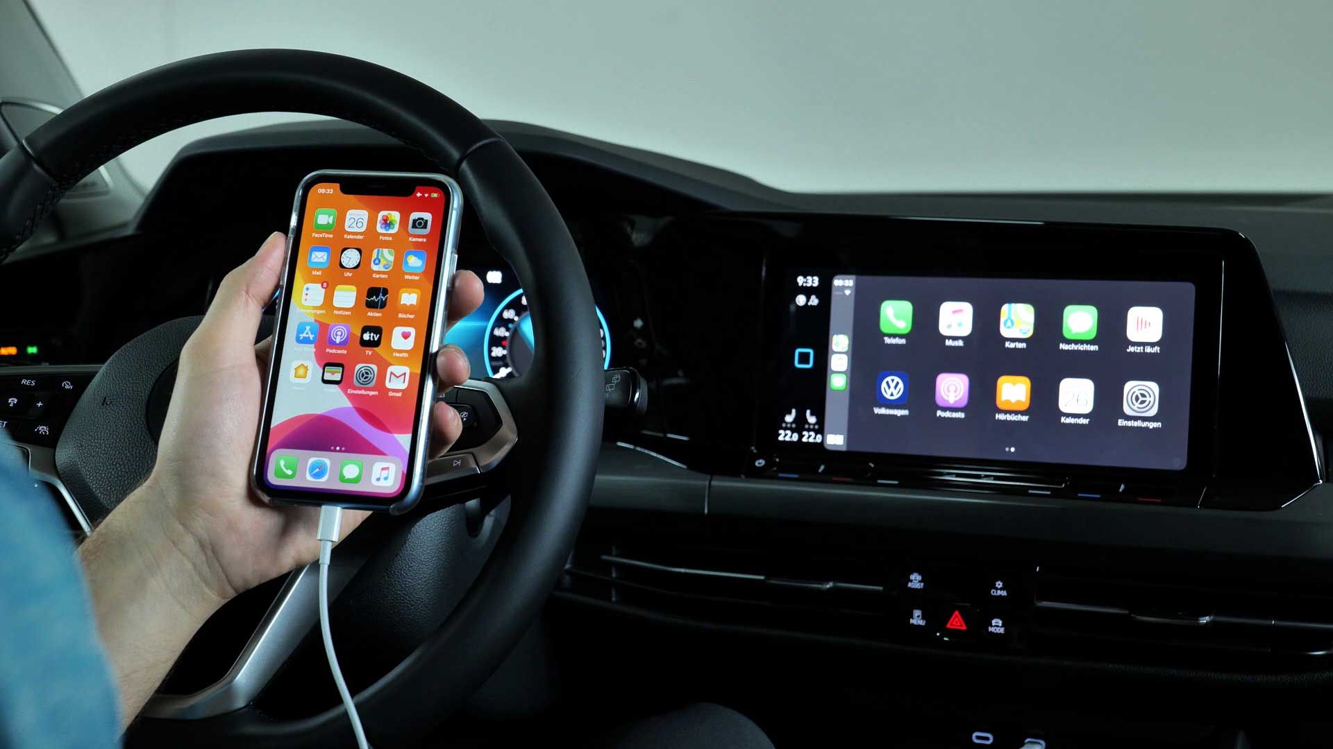 Mann, wie er App Connect im Auto nutzt