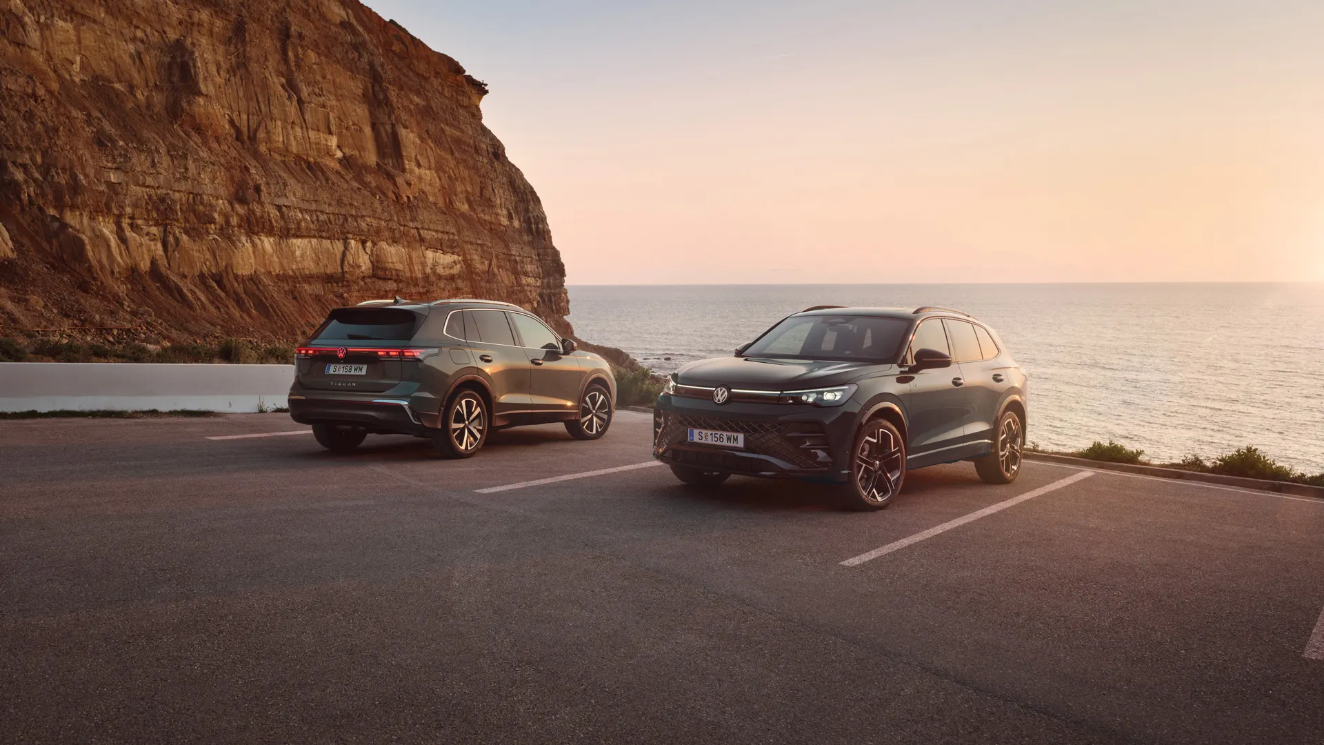 Zwei VW Tiguan geparkt vor der Küste in abendlicher STimmung