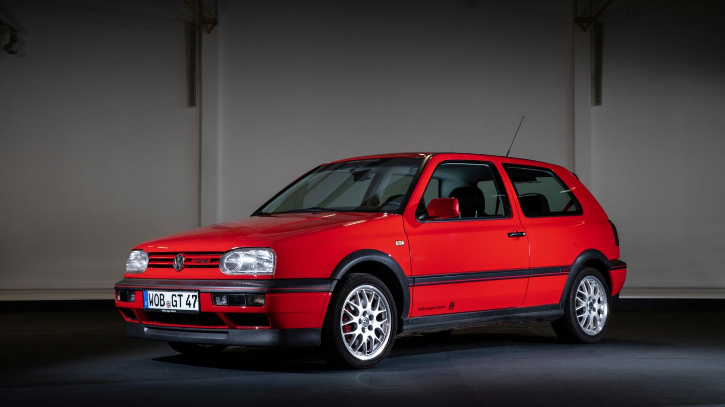 Der VW Golf GTI 3 mit roter Lackierung schräg von vorne.